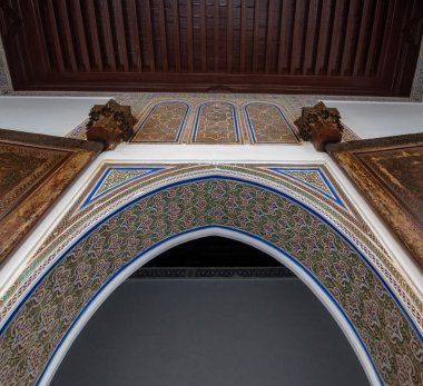 Marakeş, Fas - 18 Temmuz 2019: Dar Si Said 'in içi - Fas Sanat, El Sanatları, Halı ve Dokuma Müzesi Marakeş Medine. Ulusal Halı Müzesi Zellige fayans işi