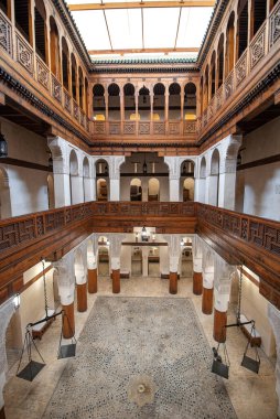 Fes, Fas - 28 Kasım 2019: Tarihi Nejjarine Ahşap Sanatlar ve El Sanatları Müzesi, Medine 'deki gezgin tüccarlar için bir kervan olan funduq' ta mükemmel bir şekilde restore edilmiştir.