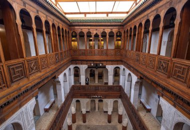Fes, Fas - 28 Kasım 2019: Tarihi Nejjarine Ahşap Sanatlar ve El Sanatları Müzesi, Medine 'deki gezgin tüccarlar için bir kervan olan funduq' ta mükemmel bir şekilde restore edilmiştir.