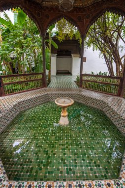 Marakeş, Fas - 18 Temmuz 2019: Dar Si Said 'in içi - Fas Sanat, El Sanatları, Halı ve Dokuma Müzesi Marakeş Medine. Ulusal Halı Müzesi Zellige fayans işi