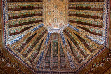 Marakeş, Fas - 18 Temmuz 2019: Dar Si Said 'in içi - Fas Sanat, El Sanatları, Halı ve Dokuma Müzesi Marakeş Medine. Ulusal Halı Müzesi Zellige fayans işi