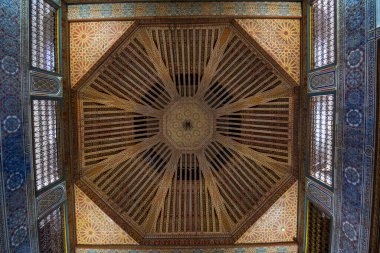 Marakeş, Fas - 18 Temmuz 2019: Dar Si Said 'in içi - Fas Sanat, El Sanatları, Halı ve Dokuma Müzesi Marakeş Medine. Ulusal Halı Müzesi Zellige fayans işi