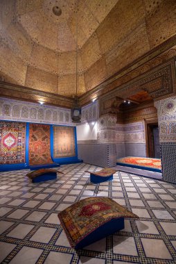 Marakeş, Fas - 18 Temmuz 2019: Dar Si Said 'in içi - Fas Sanat, El Sanatları, Halı ve Dokuma Müzesi Marakeş Medine. Ulusal Halı Müzesi Zellige fayans işi