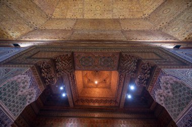 Marakeş, Fas - 18 Temmuz 2019: Dar Si Said 'in içi - Fas Sanat, El Sanatları, Halı ve Dokuma Müzesi Marakeş Medine. Ulusal Halı Müzesi Zellige fayans işi