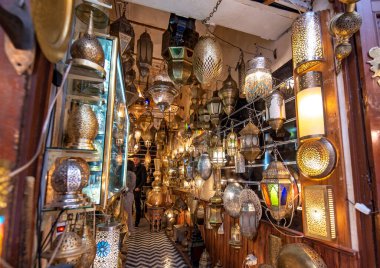 Fes, Fas - 30 Kasım 2019: Medine 'deki dükkandaki Fas metal lambalarının arka planı. Geleneksel bir hatıra. El sanatları marketi.
