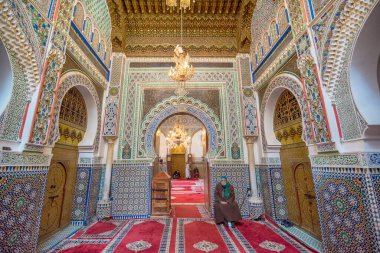 FES, MOROCCO - 17.01.2020: Zaouia Moulay İdriss II iç avlu içinde, bir türbe veya camidir ve Fez 'de Moulay İdriss II' nin mezarına adanmıştır. Mimarlık işçiliği.