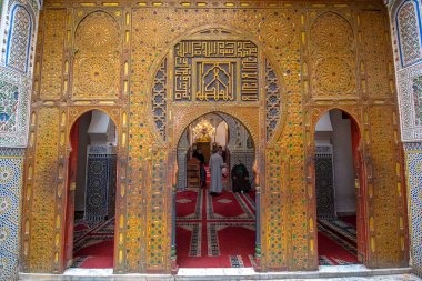FES, MOROCCO - 17.01.2020: Zaouia Moulay İdriss II iç avlu içinde, bir türbe veya camidir ve Fez 'de Moulay İdriss II' nin mezarına adanmıştır. Mimarlık işçiliği.