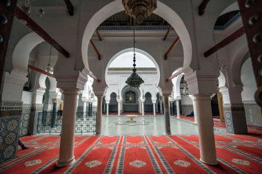 FES, MOROCCO - 17.01.2020: El Quaraouiyine Üniversitesi veya El-Karaouine Camii 'nin iç avlusu ve iç kısımları - dünyanın bilinen en eski üniversitesi, Medine' de yer almaktadır.