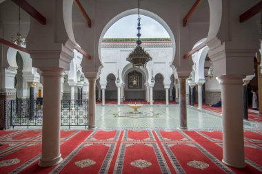 FES, MOROCCO - 06.02.2020: Zaouia Moulay Idriss II 'nin iç ve avlusunun içinde bir türbe veya cami bulunmaktadır ve Fez' de Moulay İdriss II 'nin mezarına adanmıştır. Mimarlık işçiliği.