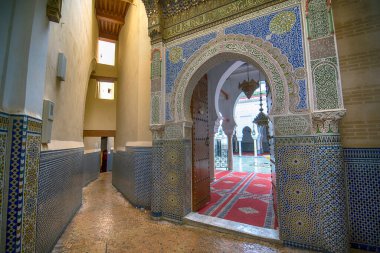 FES, MOROCCO - 17 Kasım 2019: El Quaraouiyine Üniversitesi 'nin ya da dünyanın bilinen en eski üniversitesi olan El-Karaouine Camii' nin iç avlusunun kapısı ya da kapısı