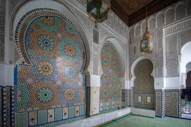 FES, MOROCCO - 17 Haziran 2019: El Quaraouiyine Üniversitesi 'nin iç ve avlusunun içi veya El-Karaouine camii, dünyanın bilinen en eski üniversitesi. Desen 