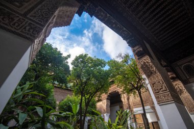 MARRAKECH, MOROCCO - 28 Ocak 2019: Marakeş 'in en önemli gösterilerinden biri olan Bahia Sarayı' nın içi. Geleneksel Fas tarzında avlu.