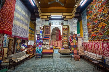 FES, MOROCCO - 20 Kasım 2019: Medine 'nin merkezindeki bir çarşıda renkli Fas halıları ve berber halıları sergilenen halı dükkanının içi. Fes El Bali (Fez Labirenti)