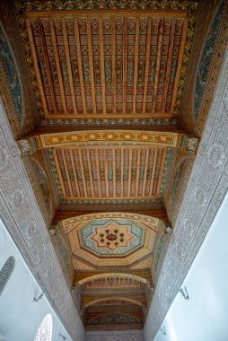 MARRAKECH, MOROCCO - 28 Ocak 2019: Marakeş 'in en önemli gösterilerinden biri olan Bahia Sarayı' nın içi. Geleneksel Fas tarzında avlu.