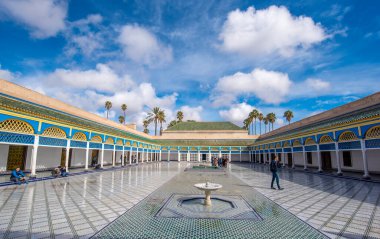 MARRAKECH, MOROCCO - 11.01.2020: Bahia Sarayı 'nın içinde, Marakeş' in ana ilgi alanlarından biri. Geleneksel Fas tarzında çeşmeli bir avlu.