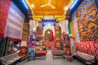 FES, MOROCCO - 20 Kasım 2019: Medine 'nin merkezindeki bir çarşıda renkli Fas halıları ve berber halıları sergilenen halı dükkanının içi. Fes El Bali (Fez Labirenti)