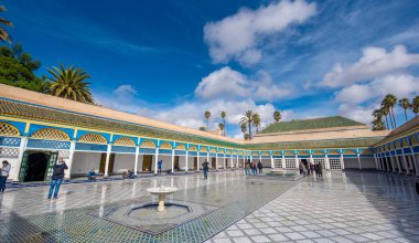 MARRAKECH, MOROCCO - 11.01.2020: Bahia Sarayı 'nın içinde, Marakeş' in ana ilgi alanlarından biri. Geleneksel Fas tarzında çeşmeli bir avlu.