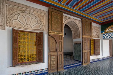 MARRAKECH, MOROCCO - 11.01.2020: Bahia Sarayı 'nın içinde, Marakeş' in ana ilgi alanlarından biri. Geleneksel Fas tarzında çeşmeli bir avlu.