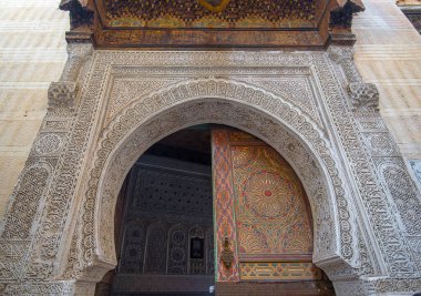 FES, MOROCCO - 17 Kasım 2019: El Quaraouiyine Üniversitesi 'nin ya da dünyanın bilinen en eski üniversitesi olan El-Karaouine Camii' nin avlusuna açılan kapı ya da kapının detayları