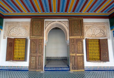 MARRAKECH, MOROCCO - 11.01.2020: Bahia Sarayı 'nın içinde, Marakeş' in ana ilgi alanlarından biri. Geleneksel Fas tarzında çeşmeli bir avlu.