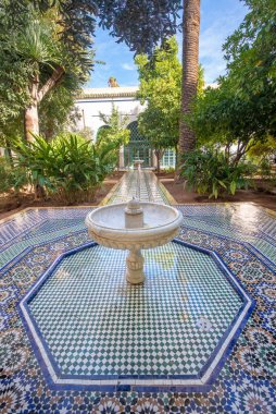 MARRAKECH, MOROCCO - 11.01.2020: Bahia Sarayı 'nın içinde, Marakeş' in ana ilgi alanlarından biri. Geleneksel Fas tarzında çeşmeli bir avlu.