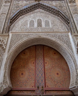 FES, MOROCCO - 17 Kasım 2019: Medine 'deki Zaouia Tijani Camii Sidi Ahmed al-Tijani' nin iç avlusuna açılan kapı veya kapı. eğitim için bir İslam dini kompleksi