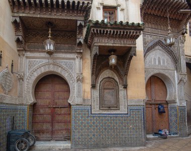 FES, MOROCCO - 17 Kasım 2019: Medine 'deki Zaouia Tijani Camii Sidi Ahmed al-Tijani' nin iç avlusuna açılan kapı veya kapı. eğitim için bir İslam dini kompleksi