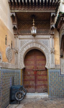 FES, MOROCCO - 17 Kasım 2019: Medine 'deki Zaouia Tijani Camii Sidi Ahmed al-Tijani' nin iç avlusuna açılan kapı veya kapı. eğitim için bir İslam dini kompleksi