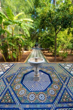 MARRAKECH, MOROCCO - 28 Ocak 2019: Marakeş 'in en önemli gösterilerinden biri olan Bahia Sarayı' nın içi. Geleneksel Fas tarzında avlu.