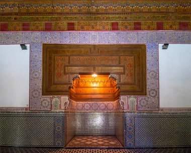 MARRAKECH, MOROCCO - 28 Ocak 2019: Marakeş 'in en önemli gösterilerinden biri olan Bahia Sarayı' nın içi. Geleneksel Fas tarzında avlu.