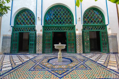 MARRAKECH, MOROCCO - 28 Ocak 2019: Marakeş 'in en önemli gösterilerinden biri olan Bahia Sarayı' nın içi. Geleneksel Fas tarzında avlu.