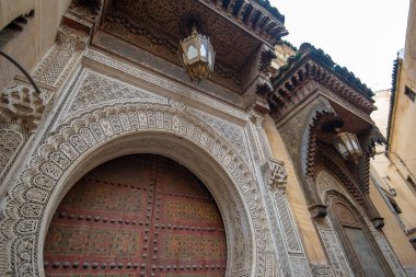 FES, MOROCCO - 17 Kasım 2019: Medine 'deki Zaouia Tijani Camii Sidi Ahmed al-Tijani' nin iç avlusuna açılan kapı veya kapı. eğitim için bir İslam dini kompleksi
