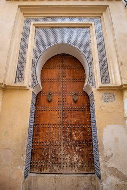 Geleneksel Fas tarzı bir antik ahşap giriş kapısı tasarımı. Marakeş, Fas 'taki eski Medine' de. Tipik, eski, karmaşık bir şekilde oyulmuş, çivili, Fas riad kapısı.