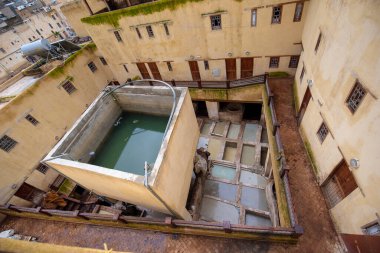 FES, MOROCCO - 20 Kasım 2019: eski Fez tabakhanelerinin tankları ve deri için renk boyası. Chouara Tabakhanesi, 11. yüzyıldan kalma en eski çalışma tarihi. Medine 'nin kalbinde