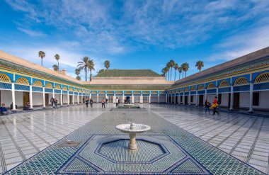 MARRAKECH, MOROCCO - 28 Ocak 2019: Marakeş 'in en önemli gösterilerinden biri olan Bahia Sarayı' nın içi. Geleneksel Fas tarzında avlu.