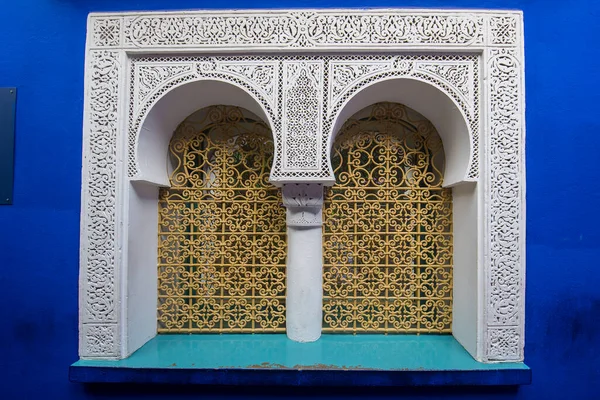 Typical Old Ornate Intricately Carved Studded Moroccan Riad Window Frame — Stock Photo, Image