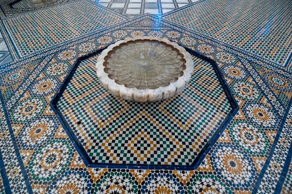 モロッコのマラケシュ 1月22 2019 ダールMenebhi宮殿にあるマラケシュ博物館の内部 木製の大きな真鍮製のシャンデリアと中庭を飾る マラケシュ美術館中庭 — ストック写真