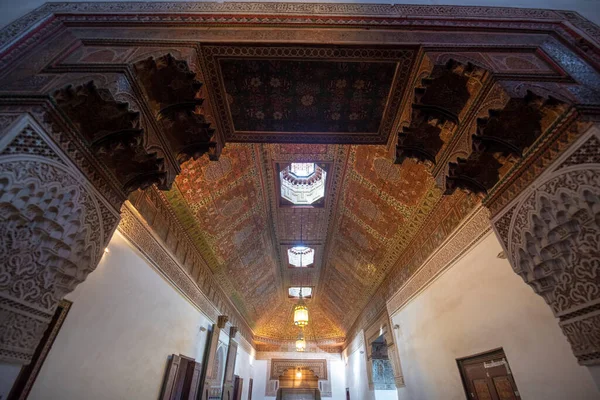 MARRAKECH, MOROCCO - 28 Ocak 2019: Marakeş 'in en önemli gösterilerinden biri olan Bahia Sarayı' nın içi. Geleneksel Fas tarzında avlu.