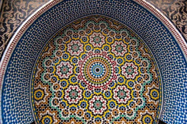 モロッコのフェス フェズのメディアで伝統的な装飾の詳細噴水 モザイクタイルで飾られた噴水 整然としたモザイクと伝統的なイスラム芸術 古代の東洋のモロッコ人 — ストック写真