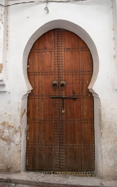 传统摩洛哥风格的木门设计 在摩洛哥马拉喀什的老麦地那典型的 古老的 褐色的复杂雕刻 摩洛哥门 — 图库照片