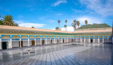 MARRAKECH, MOROCCO - 28 Ocak 2019: Marakeş 'in en önemli gösterilerinden biri olan Bahia Sarayı' nın içi. Geleneksel Fas tarzında avlu.