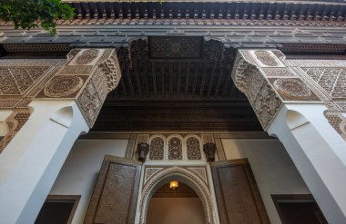 MARRAKECH, MOROCCO - 28 Ocak 2019: Marakeş 'in en önemli gösterilerinden biri olan Bahia Sarayı' nın içi. Geleneksel Fas tarzında avlu.