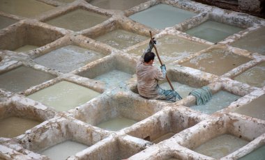 FES, MOROCCO - 20 Kasım 2019: eski Fez tabakhanelerinin tankları ve deri için renk boyası. Chouara Tabakhanesi, 11. yüzyıldan kalma en eski çalışma tarihi. Medine 'nin kalbinde