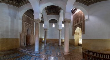 Marakeş, Fas - 28 Ocak 2019 Saadian Mezarları 'nın içi. Bu mezarlar Saadi Hanedanlığı üyelerinin mezarları. Marakeş, Maroc 'un en iyi şehir simgesi ve manzarası.