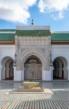 FES, MOROCCO - 28 Kasım 2019: El Quaraouiyine Üniversitesi veya El-Karaouin Camii 'nin iç avlusu ve iç kısımları - dünyanın bilinen en eski üniversitesi, Medine' de yer almaktadır.
