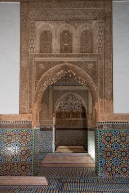 Marakeş, Fas - 28 Ocak 2019 Saadian Mezarları 'nın içi. Bu mezarlar Saadi Hanedanlığı üyelerinin mezarları. Marakeş, Maroc 'un en iyi şehir simgesi ve manzarası.