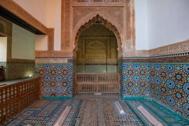 Marakeş, Fas - 28 Ocak 2019 Saadian Mezarları 'nın içi. Bu mezarlar Saadi Hanedanlığı üyelerinin mezarları. Marakeş, Maroc 'un en iyi şehir simgesi ve manzarası.