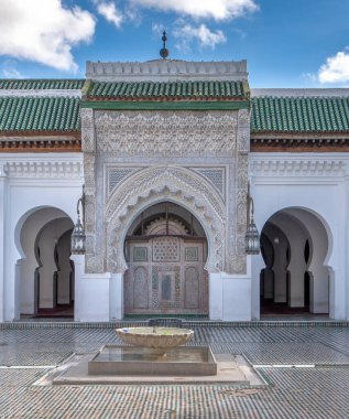 FES, MOROCCO - 28 Kasım 2019: El Quaraouiyine Üniversitesi veya El-Karaouin Camii 'nin iç avlusu ve iç kısımları - dünyanın bilinen en eski üniversitesi, Medine' de yer almaktadır.