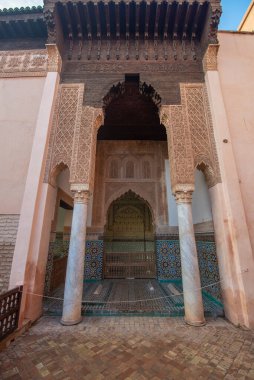 Marakeş, Fas - 28 Ocak 2019 Saadian Mezarları 'nın içi. Bu mezarlar Saadi Hanedanlığı üyelerinin mezarları. Marakeş, Maroc 'un en iyi şehir simgesi ve manzarası.