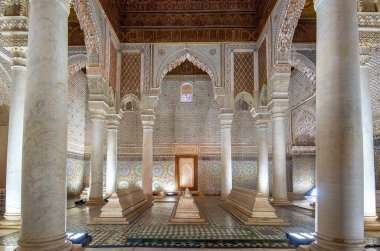 Marakeş, Fas - 28 Ocak 2019 Saadian Mezarları 'nın içi. Bu mezarlar Saadi Hanedanlığı üyelerinin mezarları. Marakeş, Maroc 'un en iyi şehir simgesi ve manzarası.
